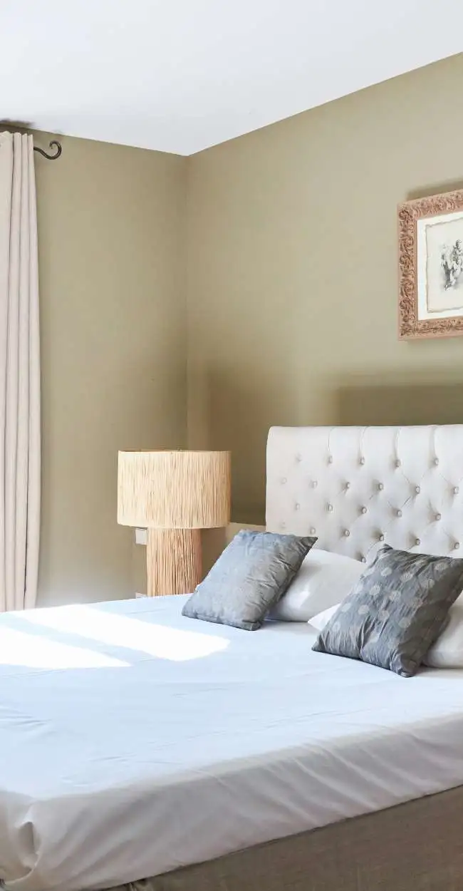 vue d'une chambre avec un lit et ses coussins